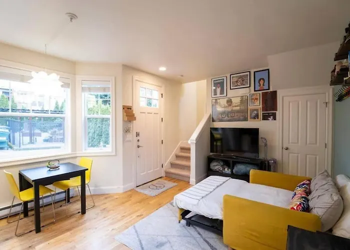 Adorable Cozy House With Parking And Loft!