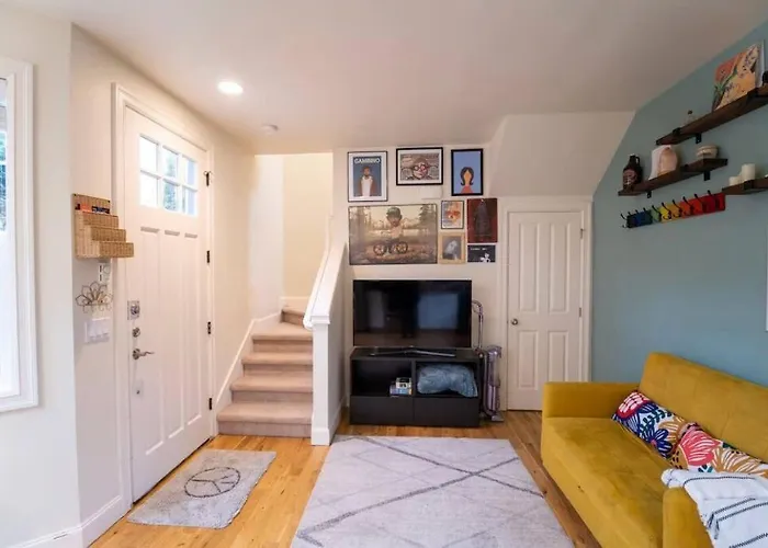 Adorable Cozy House With Parking And Loft!