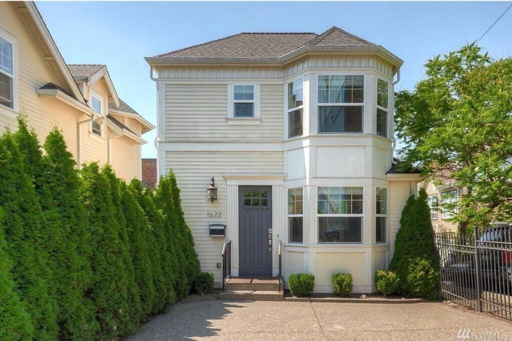 Adorable Cozy House With Parking And Loft! Holiday home Seattle