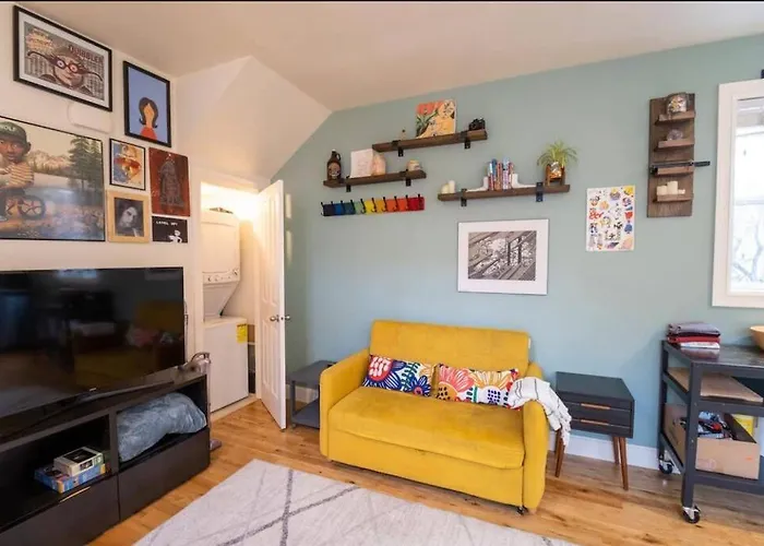Adorable Cozy House With Parking And Loft!