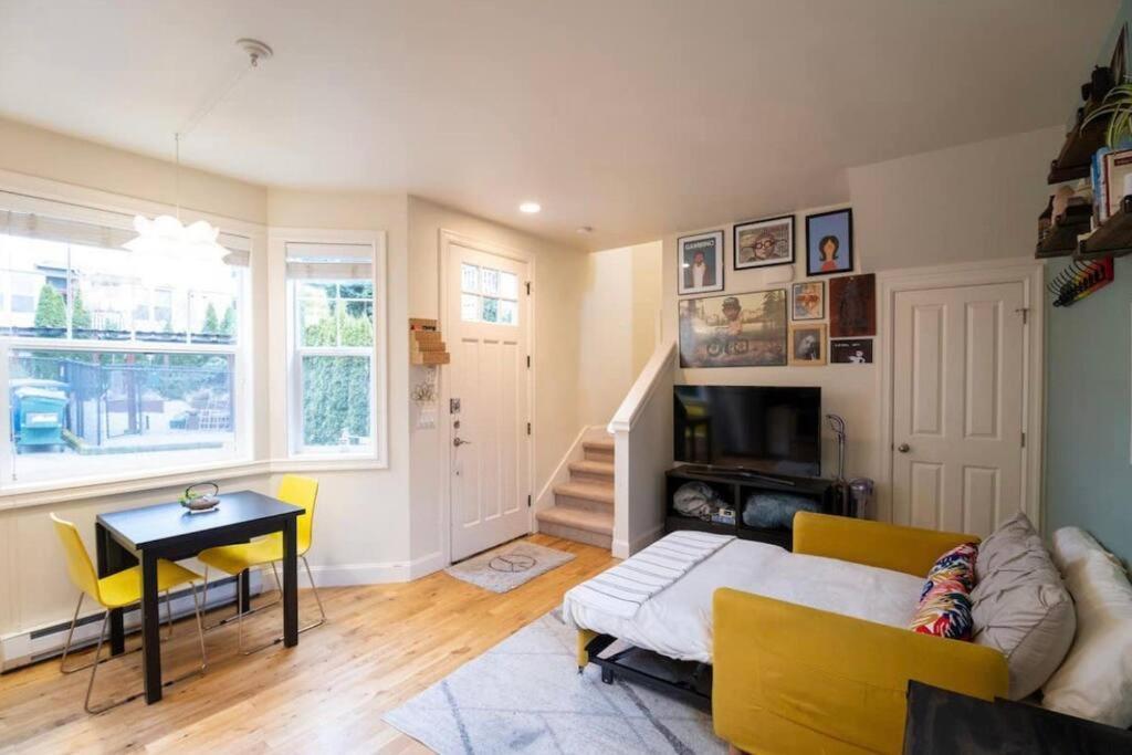 Adorable Cozy House With Parking And Loft! Casa vacanze